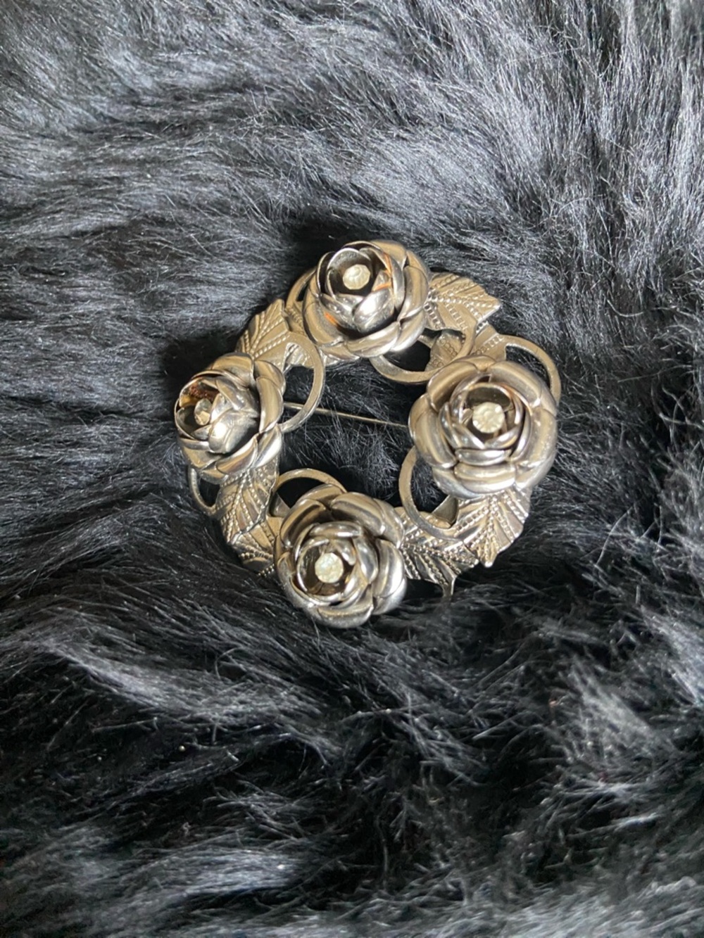 Silver Floral Rose Circle Brooch - Elegant Women's Jewelry